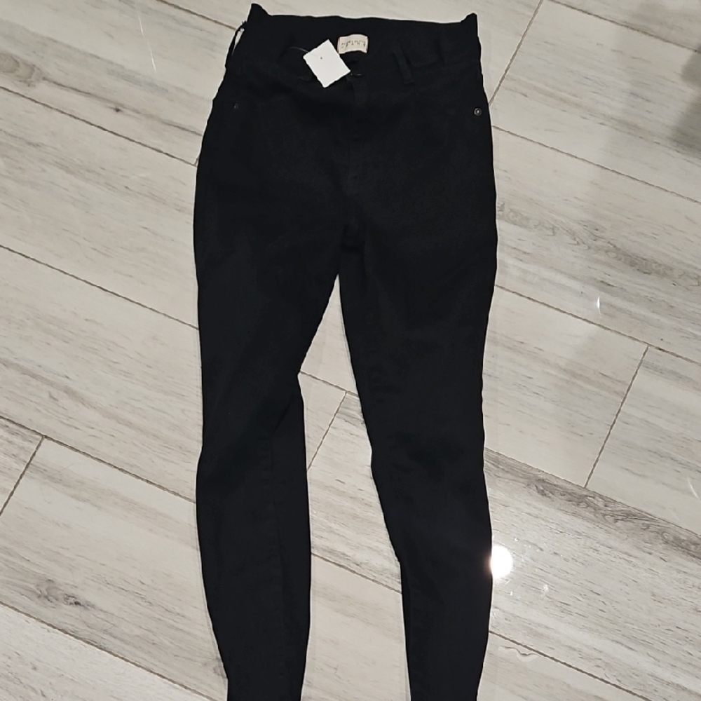 Alice + Olivia Midnight Black Cropped Pants